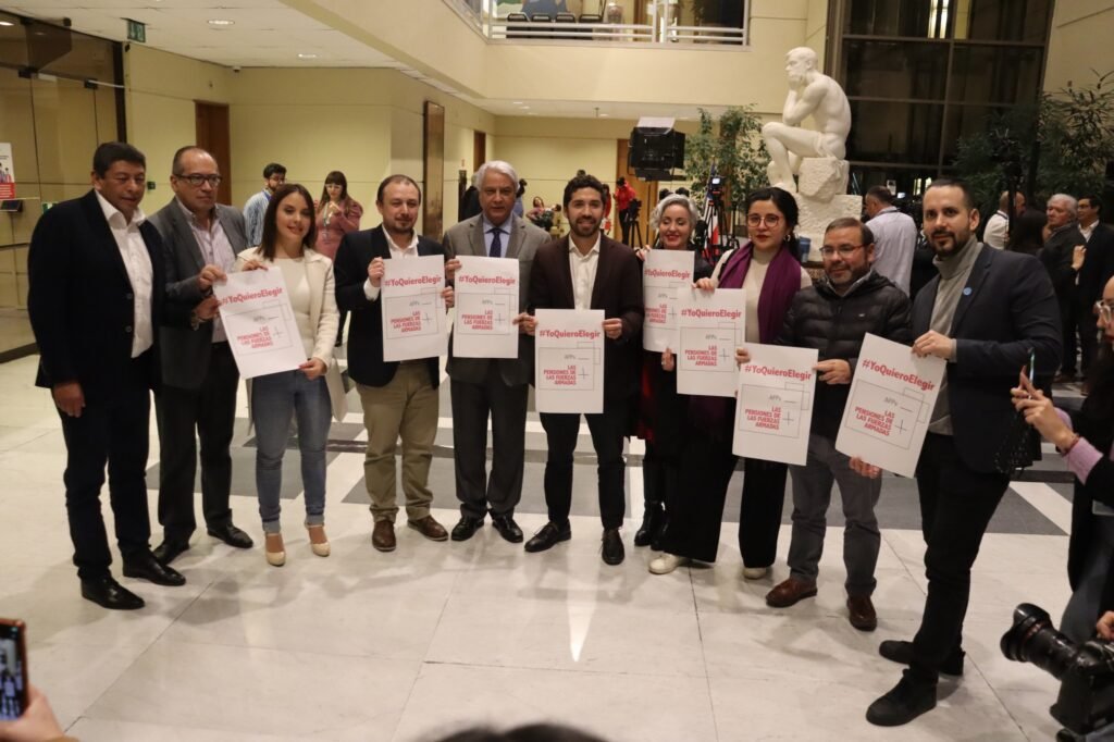 Diputados lanzan campaña de firmas para elegir el sistema de pensiones