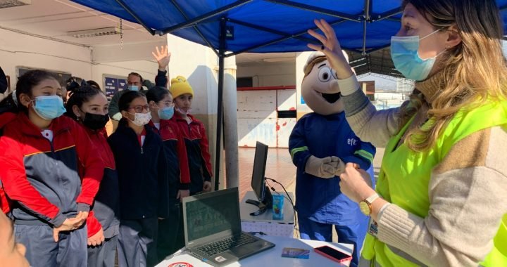 En taller interactivo, niñas y niños de Valparaíso aprenden sobre seguridad ferroviaria y vial
