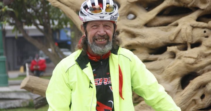 Veterinario que recorre América en bicicleta visitó al alcalde de Quillota para entregarle su mensaje animalista