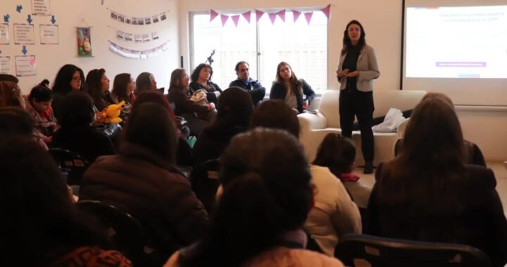 Mujeres de El Quisco se reunieron para conocer los alcances de la nueva ley de pensiones de alimentos