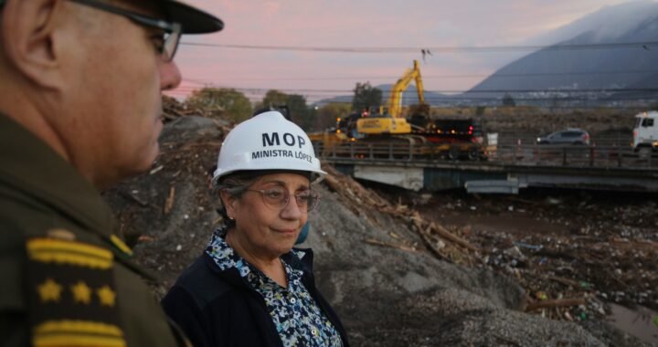 Ministra López informa que ya se han retirado más de 700 toneladas de basura en el Puente Mapocho en la Ruta 68 y que mañana se evaluará apertura del tránsito hacía Valparaíso