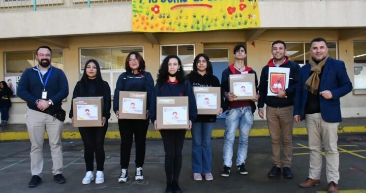 DEPARTAMENTO DE EDUCACIÓN MUNICIPAL ENTREGA ÚTILES ESCOLARES Y GIFTS CARDS