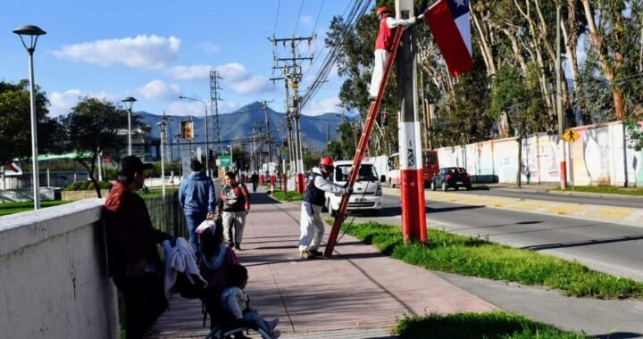 MUNICIPIO CALERANO COMENZÓ INSTALACION DE BANDERAS CHILENAS EN DISTINTOS BARRIOS