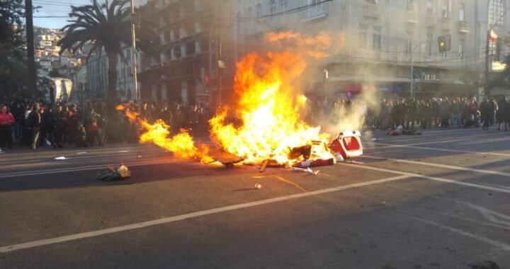 En Valparaíso por conmemoración de los 50 Años del Golpe de Estado se instalan barricadas Frente al Ex Cine Hoyts