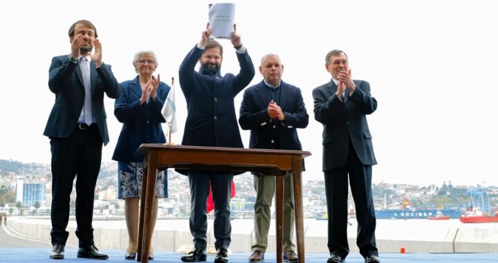 Presidente Boric recibe histórico Acuerdo por Valparaíso