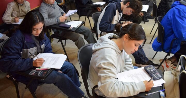 Olimpiada de Química UMCE 2023: Estudiantes Secundarios Brillan en la UPLA