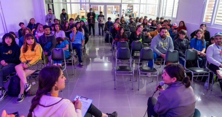 Alcaldesa de Quilpué dialoga con centros de estudiantes sobre liderazgo y participación
