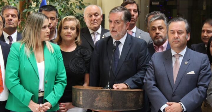 Evópoli se une a la oposición en la demanda de renuncia del Ministro Montes