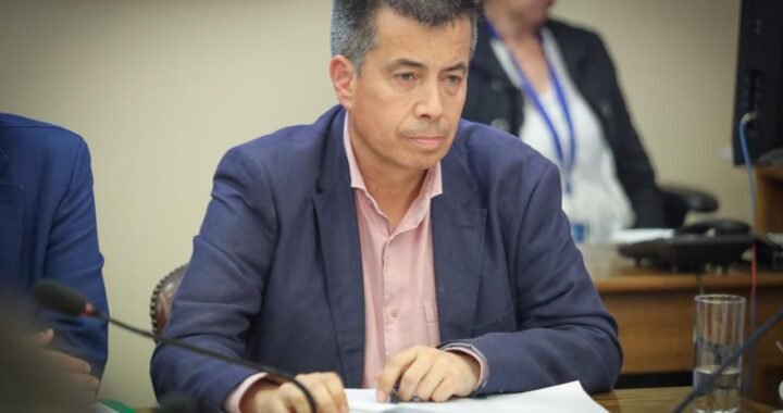 Brote de Estreptococo en Chile: Diputado Andrés Celis Exige Responsabilidad Ministerial