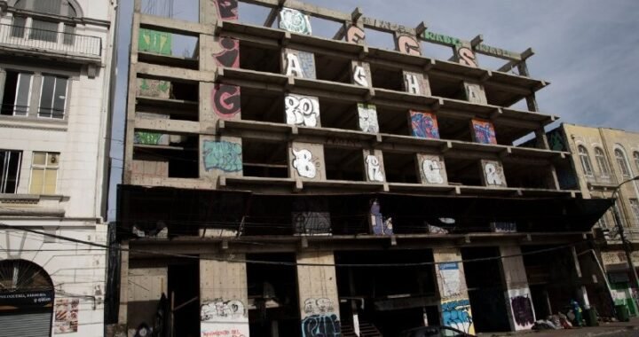 Municipio de Valparaíso busca declarar como ‘abandonado’ un edificio en calle Freire