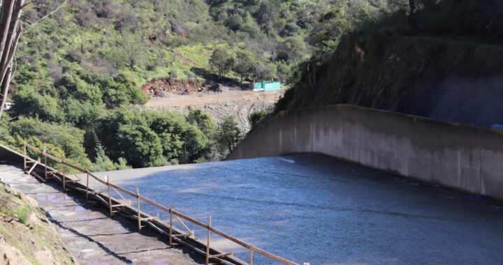 Embalse Los Aromos Alcanza Capacidad Máxima y Vierte Agua al Estero Limache
