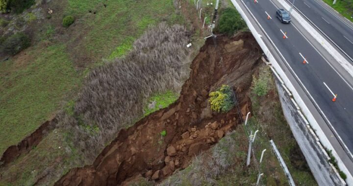 Socavón en Camino Internacional: Alcalde de Concón toma medidas de precaución tras deslizamiento de tierra