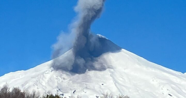 Doble Pulso Eruptivo: Villarrica Despierta con Columna de Cenizas