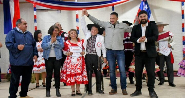 Marisol Martínez y Jorge Cabrera: Ganadores del Campeonato Comunal de Cueca Adulto Mayor