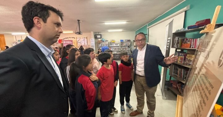 Con homenaje Myriam Waisberg presentan exposición “Forjadoras de Valparaíso” en Escuela América de Playa Ancha