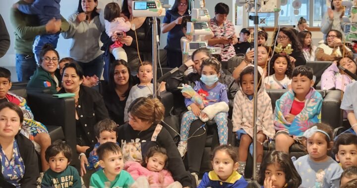 Hospital Dr. Gustavo Fricke recibe visita navideña de bomberos