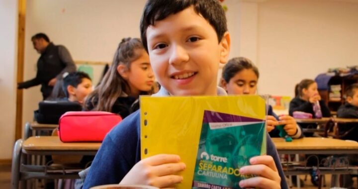 Más de 1500 estudiantes de Zapallar recibirán kits educativos para el inicio del año escolar