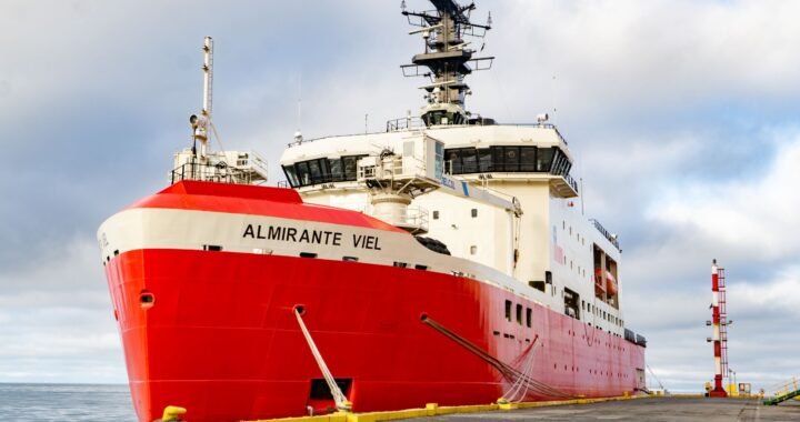 Rompehielos chileno zarpa al fin del mundo: Armada retoma operaciones invernales en la Antártica tras ocho años