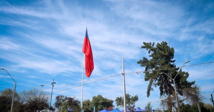 Villa Alemana alza su bandera más grande para dar inicio al Mes de la Patria