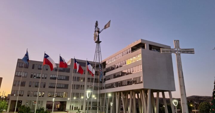 Villa Alemana rompe esquemas: atención municipal nocturna con música, trámites y diversión familiar