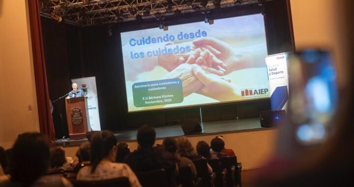 Villa Alemana celebra a mujeres cuidadoras con emotivo encuentro en el Teatro Pompeya