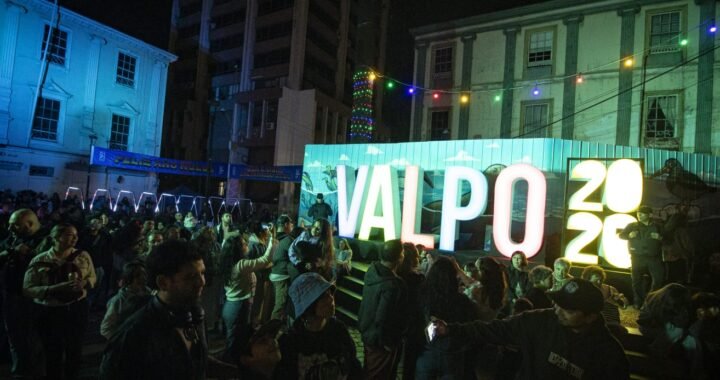 Valparaíso brilló con mapping en Plaza Aníbal Pinto y un muro de deseos