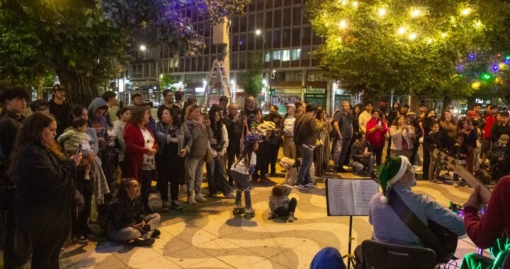 Valparaíso ilumina Plaza Victoria con árbol navideño y fiesta comunitaria