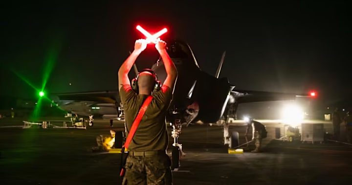 Estados Unidos revela imágenes inéditas de la operación Resolución Absoluta con el F-22 Raptor