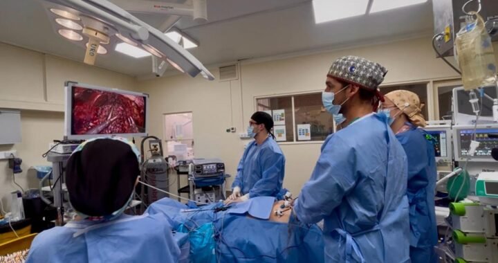 Hospital Carlos van Buren marca un hito con su primera cistectomía radical laparoscópica
