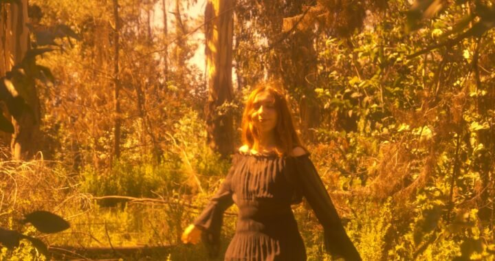 Catalina Almendra deslumbra con su álbum debut “Transparente” en Valparaíso