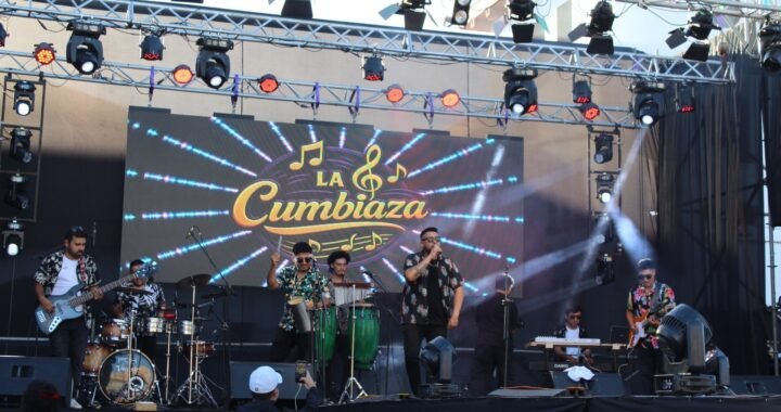 El carnaval encendió San Antonio con ritmo y color