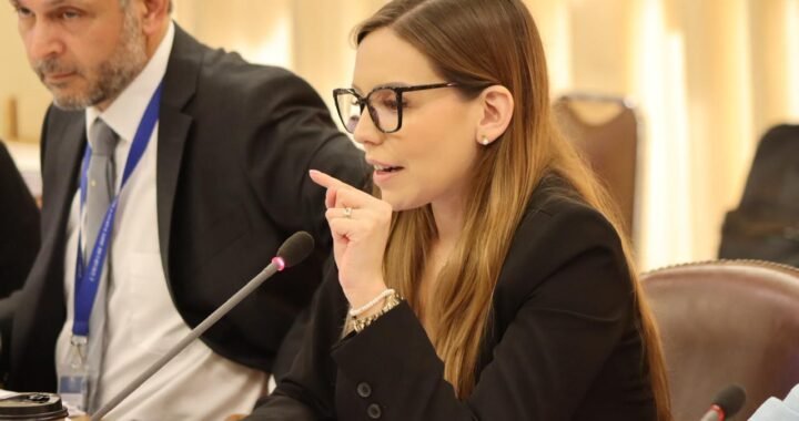 Camila Flores marca diferencias en prioridades del gobierno y debate sobre feriados