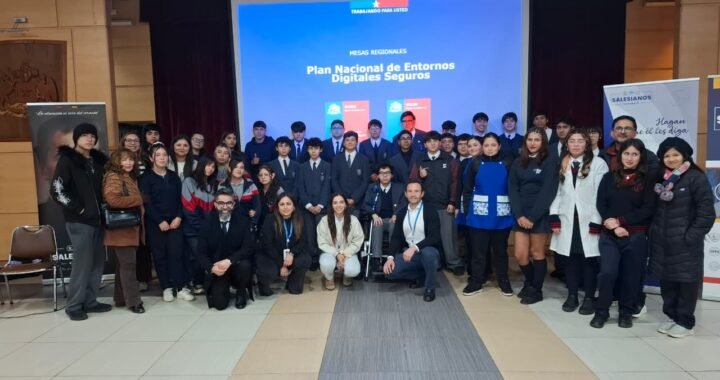 Estudiantes de Valparaíso alzan la voz por un uso responsable de redes sociales
